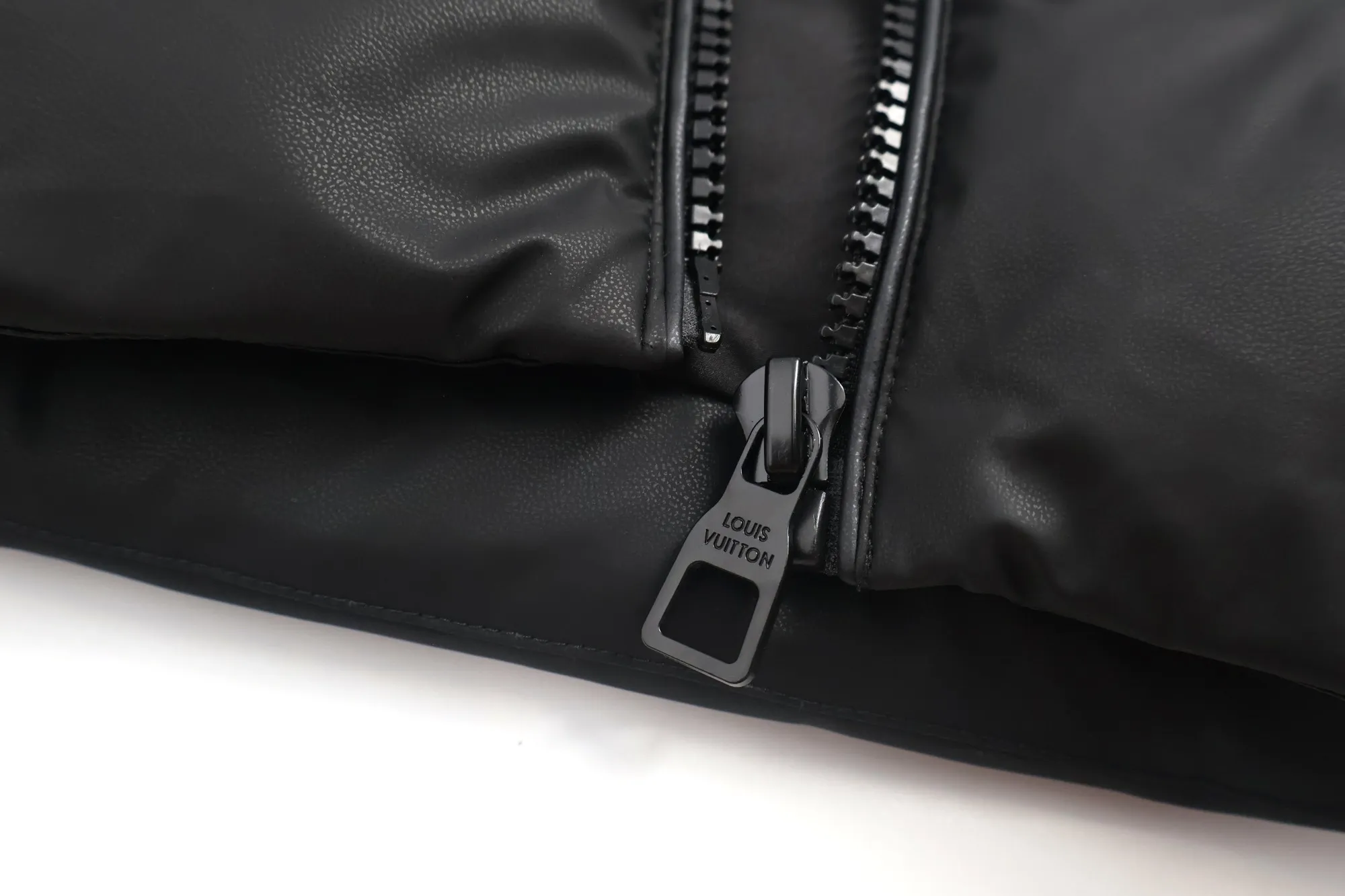 🅿️1100 1v technical leather embossed embossed down vest (black) This waist jacket is a technical leather full-width embossed Monogram pattern. The outer fabric is made of 100% nylon as a black technical film coating, and the other lining is 84% ​​polyester fiber + 16% nylon blended fabric. The national standard 480g 90% goose down filling has good fluffiness and no sense of oppression when worn on the body. The slim fit makes you slim and avoids bloat. The design concept is very outstanding. It comes from vacuum filling technology, which increases the air barrier and maintains the original softness, elasticity and feel of down. It has an anti-drilling design, three layers of anti-drilling fabrics, four layers of locking velvet technology, and an embossed process on the face. Stand collar and elastic cuffs enhance comfort. Molded hardware zipper pullers, molded engraved eyelets at the hem tightening area, adjustable elastic drawstrings, exclusive heavy-duty style. Size:50-52-54-56